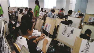 艺术专业学生在参加模拟考试。