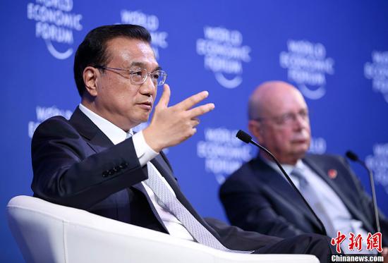 9月9日，中国国务院总理李克强会见2015夏季达沃斯论坛企业家代表时，目前世界经济仍然增长乏力，中国经济也的确受到下行的压力。中国经济形势可以说是“形有波动，势仍向好”。今年上半年中国经济增长7％，在世界主要经济体中位居前列。<a target='_blank' href='http://www.chinanews.com/'>中新社</a>发 刘震 摄