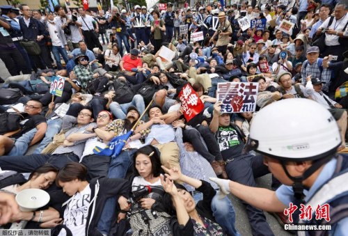 日本民众连日集会，抗议安保法。