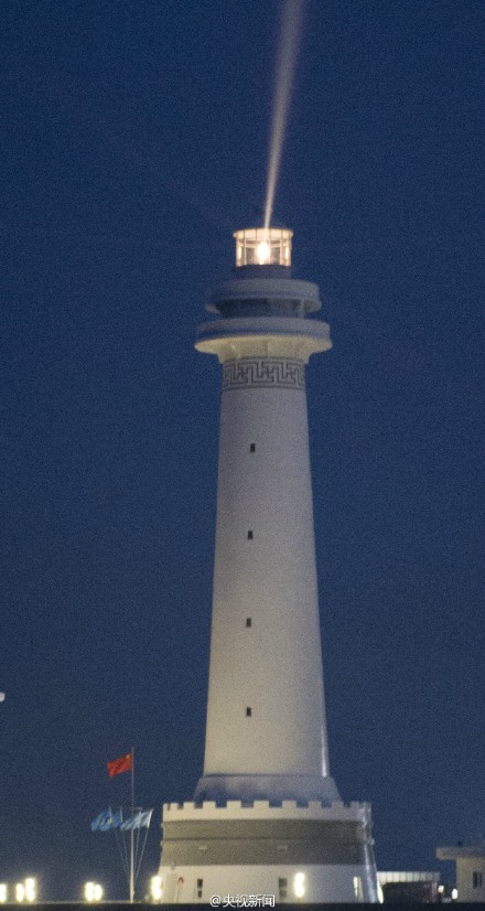 中国南海两座大型灯塔建成发光