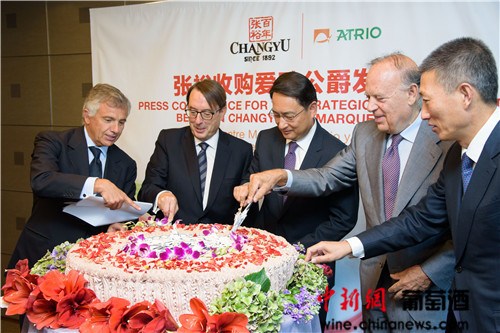 中西两国嘉宾共同切月饼，寓意“中西合璧”