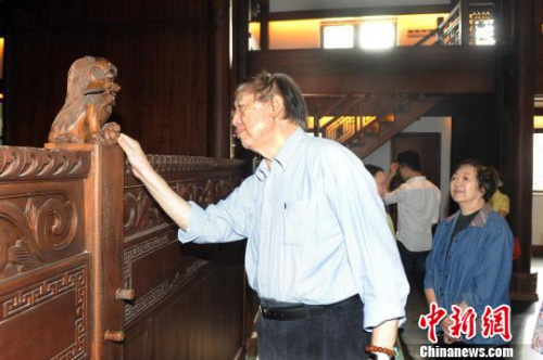 冯骥才考察安徽蚌埠民居博览园。　<a target='_blank' href='http://www.chinanews.com/' >中新网</a>胡雪柏　摄