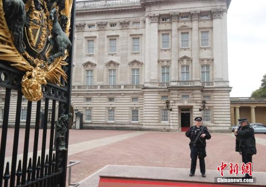 10月19日，英国伦敦白金汉宫“静候”习近平到访。应英国女王伊丽莎白二世邀请，中国国家主席习近平将于10月19日至23日对英国进行国事访问。 <a target='_blank' href='http://www.chinanews.com/'>中新社</a>记者 沈晨 摄