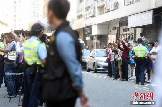 10月21日，香港警方带一名疑犯到案发现场重组案情。19日中午，一旅行团在民乐街一间珠宝店购物，两名女团友怀疑因购物问题在店内打架，男事主上前调停期间被人袭击重伤昏迷，20日不治身亡，警方事后拘捕4人，案件列作误杀及在公众地方打架案处理。 <a target='_blank' href='http://www.chinanews.com/'>中新社</a>记者 张宇 摄