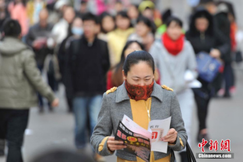 资料图：2014年11月30日，在山西太原一处国家公务员考试考点，考生们有序进入考场。<a target='_blank' href='http://www.chinanews.com/'>中新社</a>发 韦亮 摄