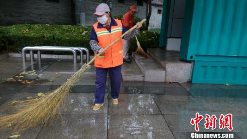 环卫工人承担一线清扫、垃圾转运和处理等脏苦累险工作，其权益却长期得不到有效保障。　张尼 摄