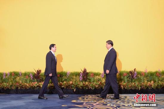 15时许，习近平、马英九相向而行，握手致意。<a target='_blank' href='http://www.chinanews.com/'>中新社</a>记者 廖攀 摄