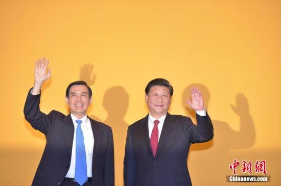 11月7日下午，两岸领导人习近平、马英九在新加坡香格里拉大酒店会面。15时许，习近平、马英九握手致意。这是两岸领导人首次会面。 <a target='_blank' href='http://www.chinanews.com/'>中新社</a>记者 廖攀 摄