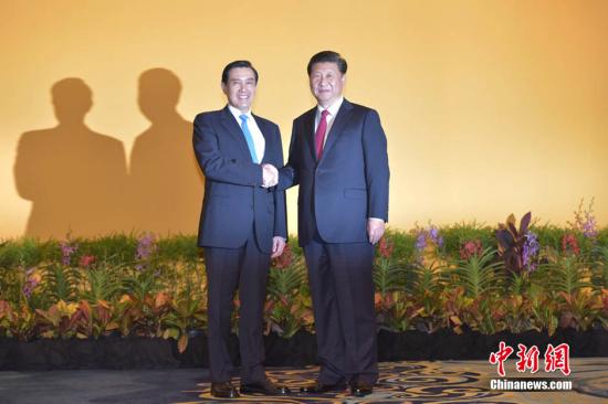 11月7日下午，两岸领导人习近平、马英九在新加坡香格里拉大酒店会面。15时许，习近平、马英九相向而行，握手致意。这是1949年以来两岸最高领导人首次会面。大批记者在现场采访，记录历史一刻。 <a target='_blank' href='http://www.chinanews.com/'>中新社</a>记者 廖攀 摄