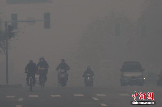 11月8日，沈阳遭遇雾霾天气，pm2.5值爆表。 图片来源：视觉中国