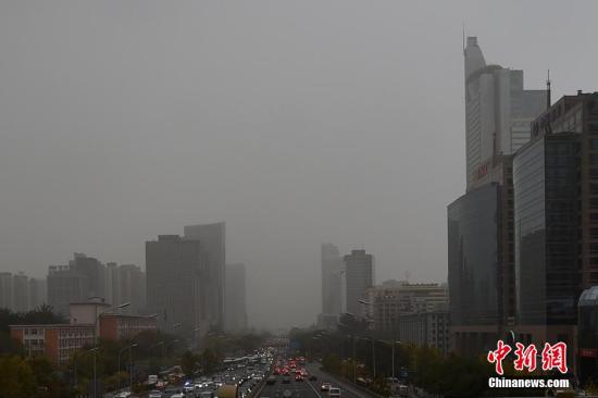 资料图：11月10日，北京遭遇重度雾霾天气。图为北京东部地区京通快速路能见度低。 <a target='_blank' href='http://www.chinanews.com/' >中新网</a>记者 金硕 摄