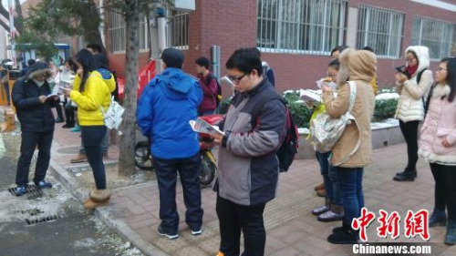  11月29日上午8时，距离2016年国考公共科目笔试开始还有1小时时间，北京市中关村中学双榆树校区的考点外已经聚集了大批等候进场的考生。<a target='_blank' href='http://www.chinanews.com/' >中新网</a> 张尼 摄