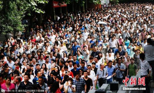  资料图：2015年5月，西安市4万学生参加小升初测评，家长“挤爆”校门。陈团结 摄 图片来源：CFP视觉中国