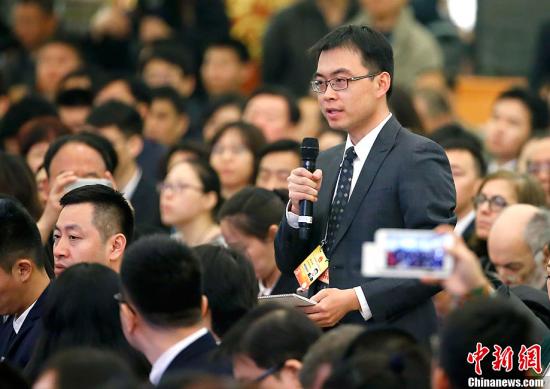 图为<a target='_blank' href='http://www.chinanews.com/'>中新社</a>记者提问。<a target='_blank' href='http://www.chinanews.com/'>中新社</a>记者 富田 摄