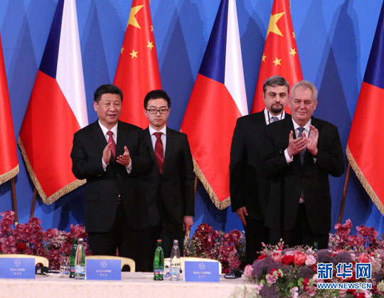 习近平同捷克总统泽曼共同出席中捷经贸合作圆桌会