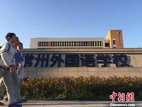 放学的学生 唐娟 摄