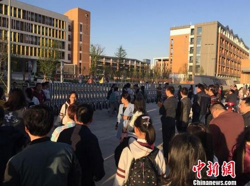 在校门口接孩子放学的家长 唐娟 摄