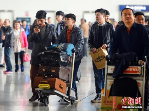 一批法律法规6月起生效：入境行李超标将被海关扣押